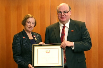 Anne Lippert receives QEII medal