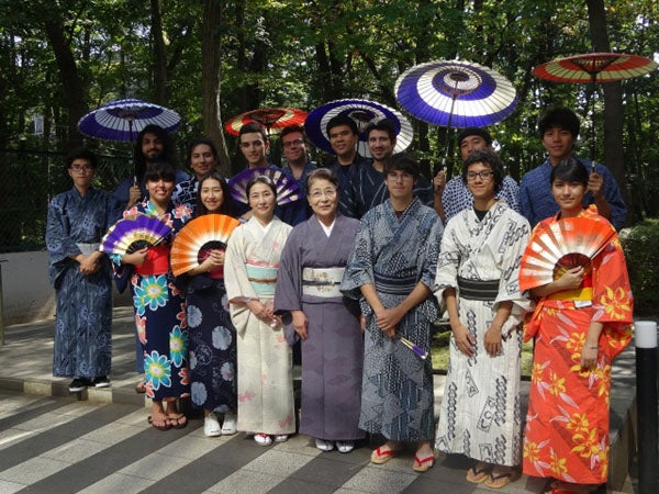 Group of students on exchange, wearing kimonos